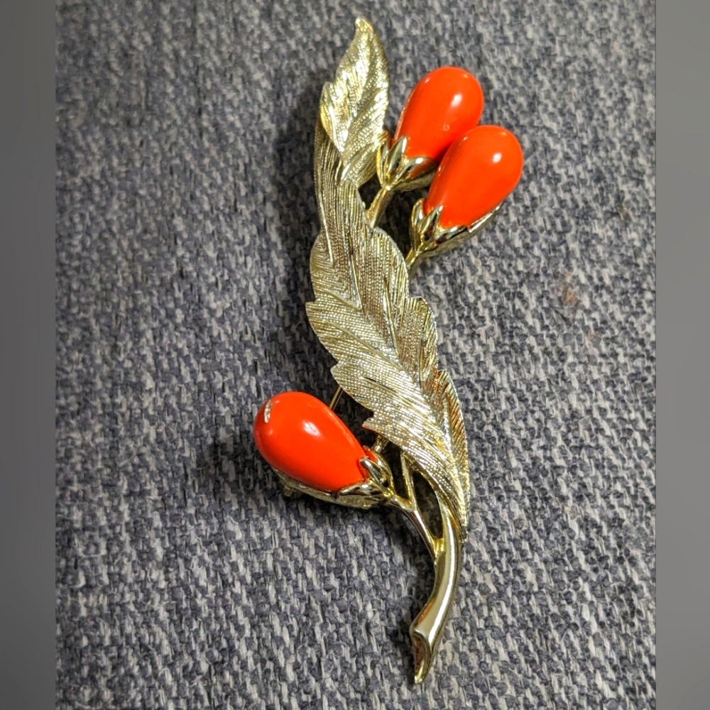 Vtg SARAH COVENTRY Big Gold Tone Bittersweet Berries Orange Flowers Brooch Pin